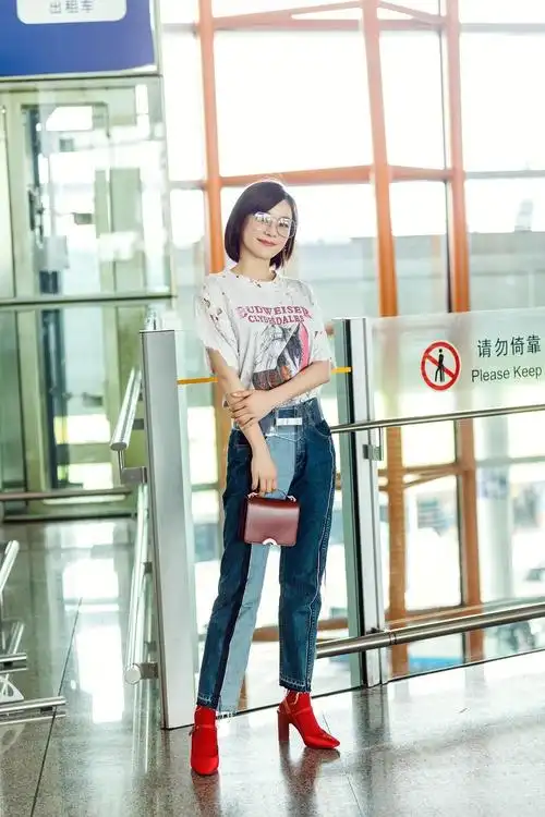 袁姗姗牛仔裤配高跟鞋的"惯例"搭配 征服浪漫之都