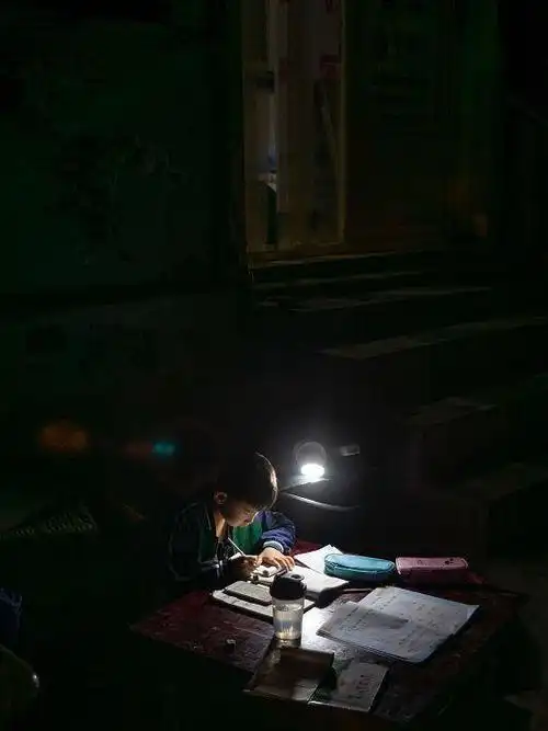 孩子晚上写作业眼睛疼?这个超智能台灯,比你还懂得关心孩子!