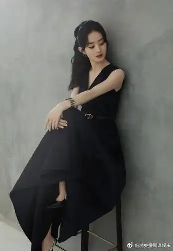 景甜现身三里屯生图下法令纹明显但穿小黑裙气质高冷梦回司藤