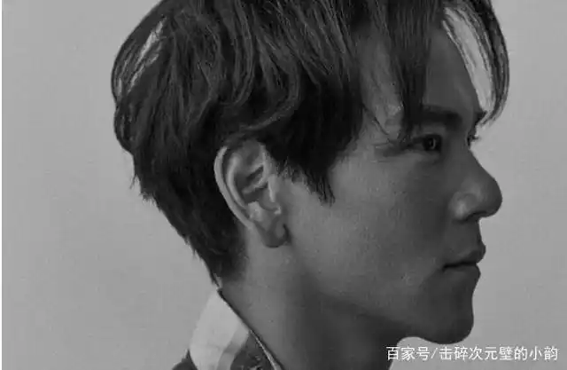 彭于晏近照曝光变化大,长发胡子拉渣显老态,肌肉线条却明星可见