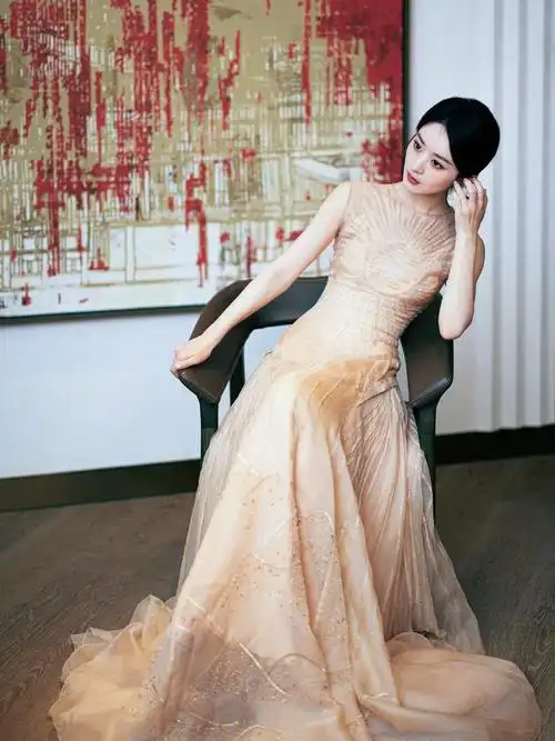 赵丽颖人鱼公主造型写真,一袭湖蓝色亮片长裙,潋滟波光优雅曼妙