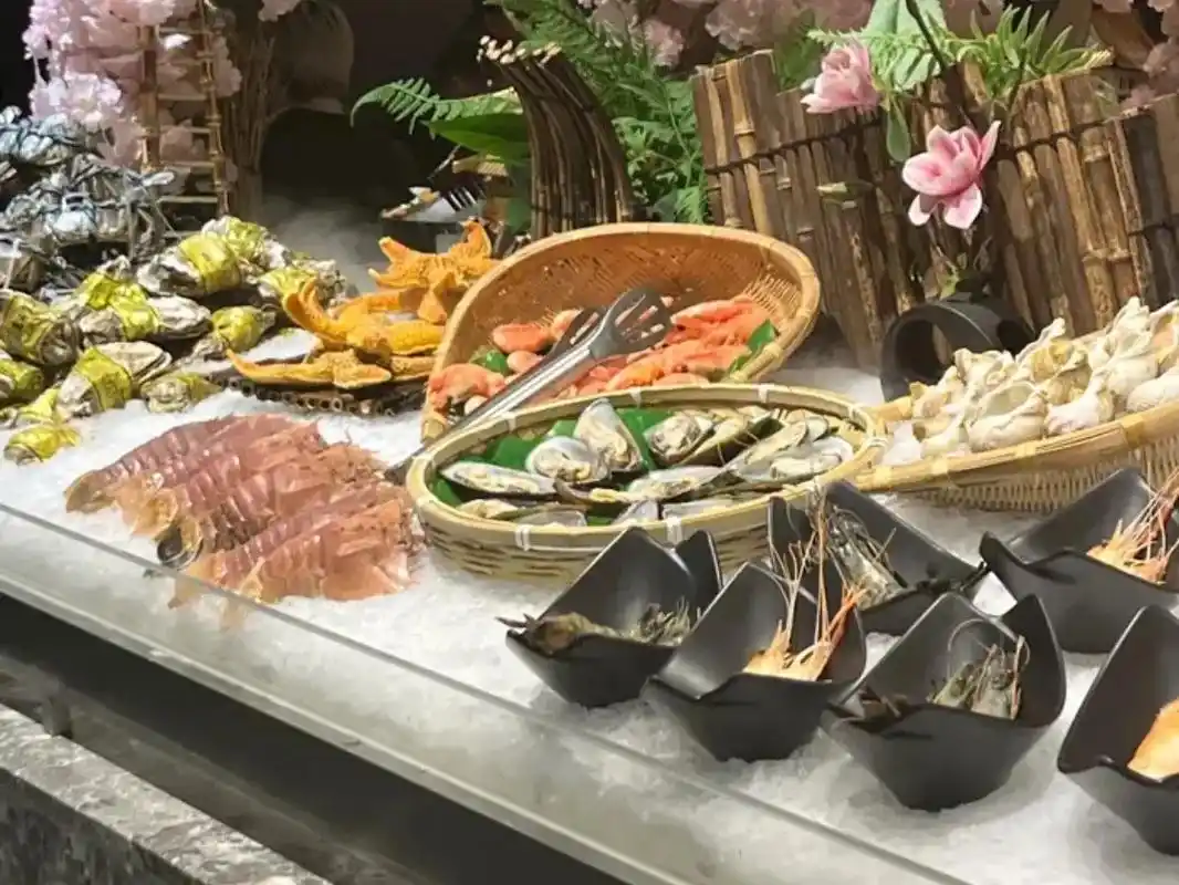 铁西万象汇有一家可以实现海鲜自由的自助餐厅,1 - 抖音