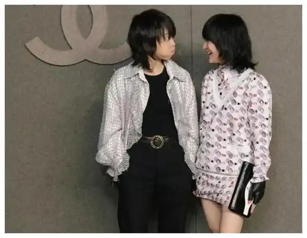 有一段时间无论周迅去哪里,都会有窦靖童的身影出现