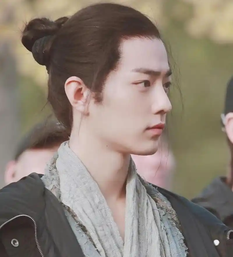 男星中扎丸子头最好看的应该是肖战了,柔和的面部线条,一双灵动的大