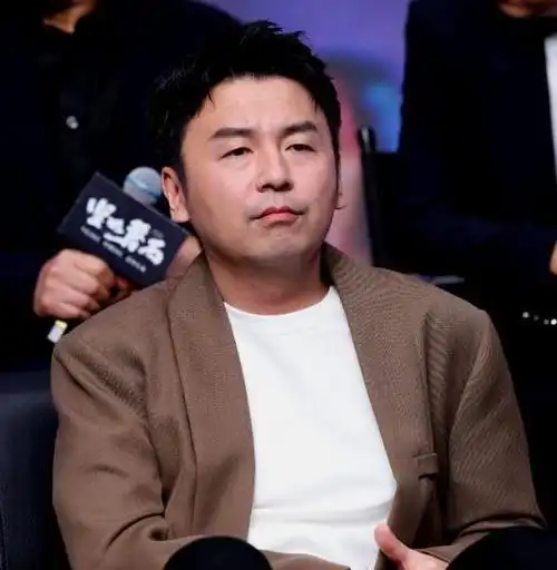 39岁"呆头呆脑"的雷佳音,又一次"赢麻"了?