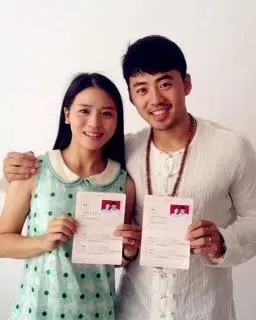 快女黄英晒结婚证 老公曹帅帅气亮相获网友祝福