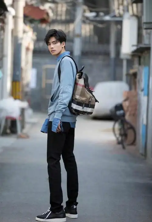 又一智商换颜值偶像?宋威龙实力演绎潮流穿搭,简单又清新