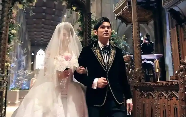 "天王娇妻"昆凌,美模出身嫁给周杰伦,4年直接让周董亏8亿_侯佩岑_照片