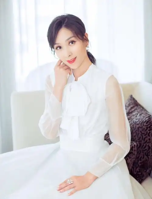 清纯甜美的杨恭如,端庄秀丽,有邻家小妹范儿,你喜欢她吗?