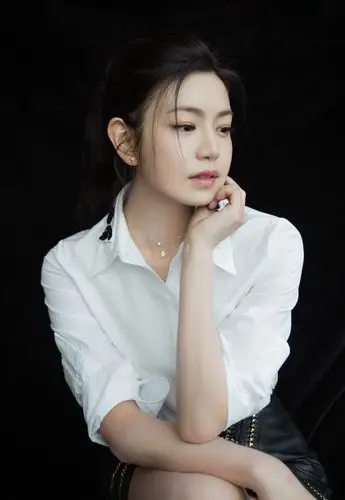 陈妍希出席品牌活动一袭白色上衣黑色短裙 简约俏皮 清新明丽