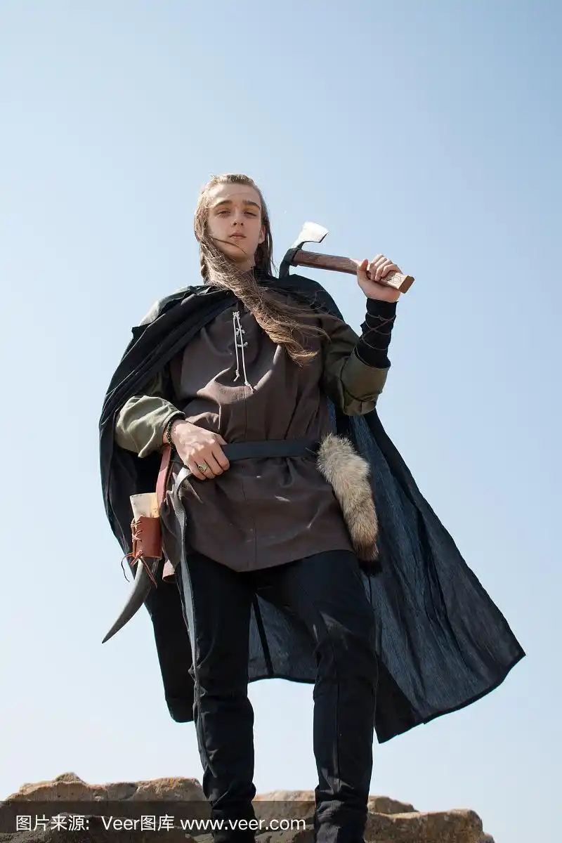 一个年轻的中世纪白人男性演员