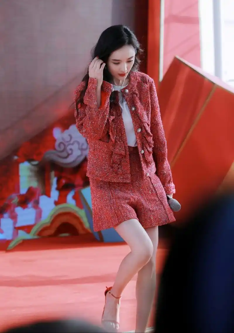 杨幂美腿近距离欣赏,白皙诱人看的人欲血沸腾!#2月图文动态激励计划