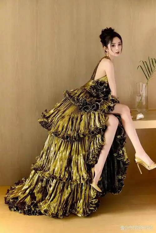 杨幂身着某2020秋冬高级定制礼服亮相雅诗兰黛三亚活动.