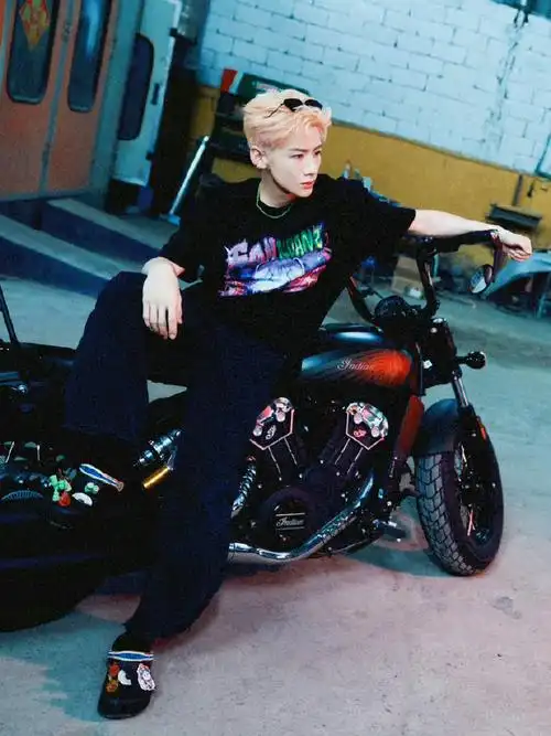 白敬亭机车库存六宫格##白敬亭晒皮衣机车库存照