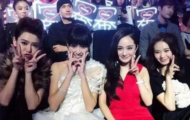 原创6张同框照见证杨幂奋斗史从小透明到一线顶流她靠的不是运气