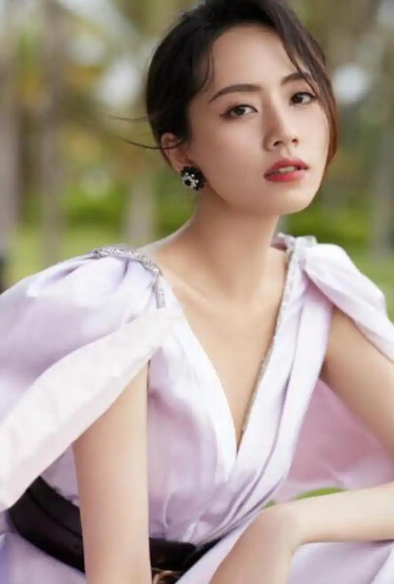 刘惜君虽然不算大美女,但是这迷离的眼神确实够迷人!