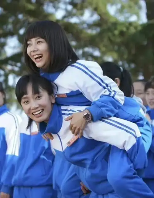 谭松韵去参加圈内好友婚礼打扮低调不抢风头还接到了手捧花