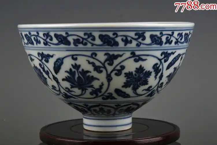 大明宣德年制青花缠枝花纹鸡心碗