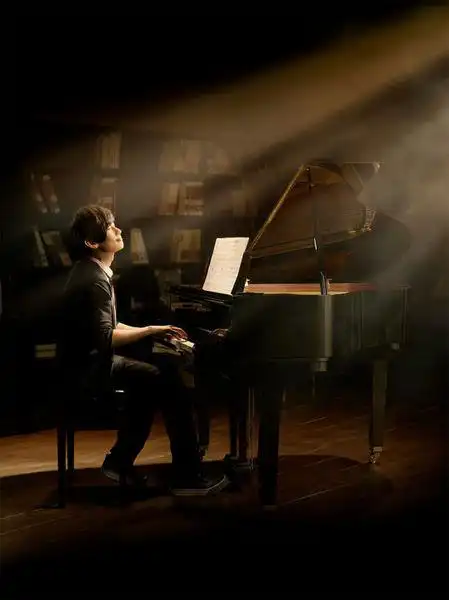 求林俊杰弹钢琴的高清图片