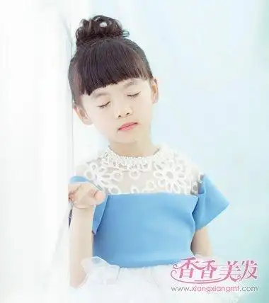 呆萌可爱的女宝宝年纪小,头发也短,妈妈想为其梳复杂的发型都心有余力