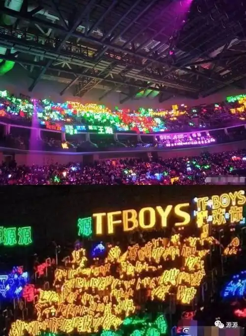 王源粉丝应援太给力了!灯牌把王源脖子上的项链给映绿了!