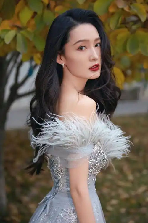 李沁蓝色连衣裙香肩写真_腰身_设计_裙子