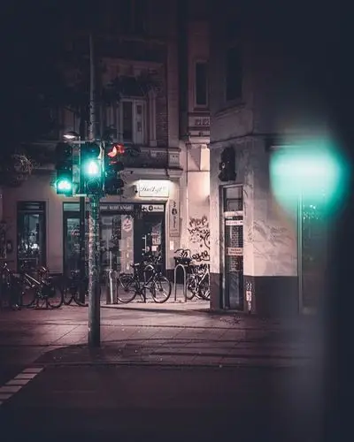 这样表现出夜晚街头浓郁的色彩