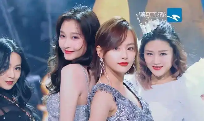 关晓彤张嘉倪秀舞蹈,谁注意张嘉倪用在鞋子上的小伎俩?真是绝了