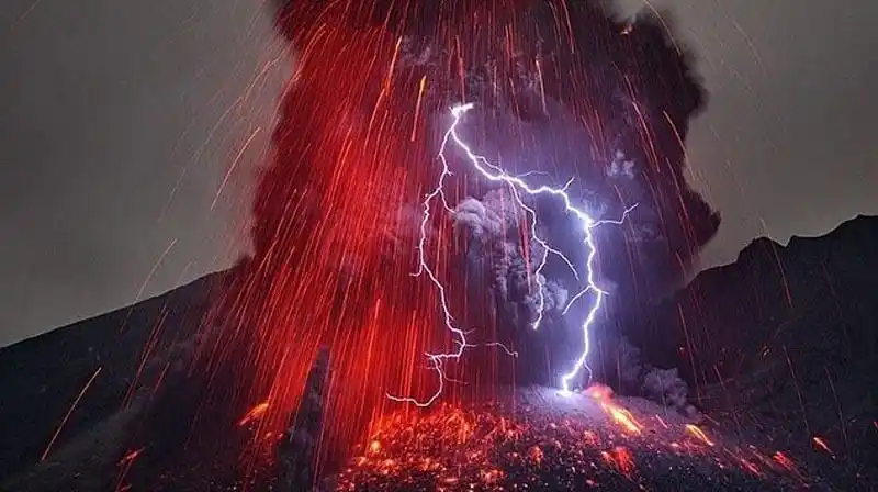 全球最诡异自然奇观 死亡谷怪石会"行走"(组图)