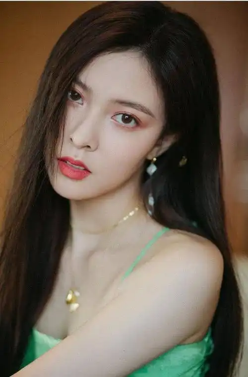 宋妍霏"身穿抹胸套裙"造型给春天迎来了一场亮色的绿!