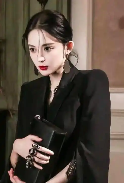 古力娜扎的职场穿搭,干净利落不失时尚感,气场十足