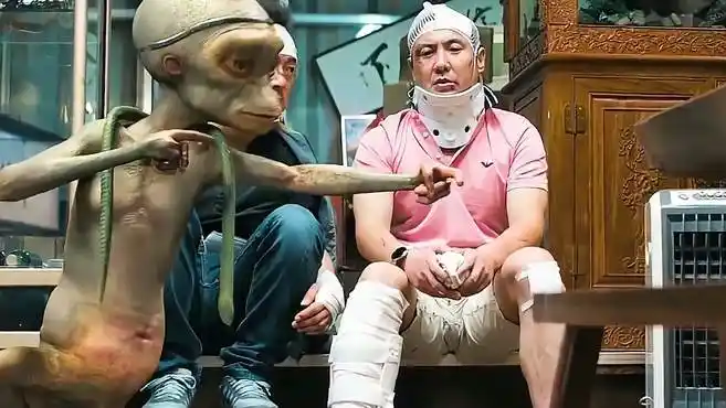疯狂:沈腾拿外星人泡酒,外星人喝醉后打了套醉拳,还把酒带走了-影视综