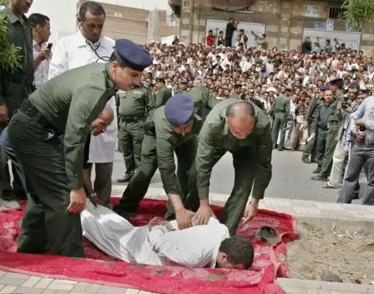 组图也门娈童犯人被当街执行枪决4