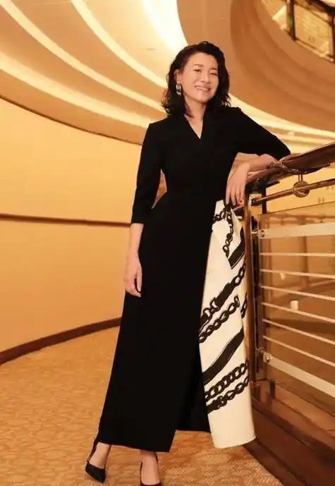 梅婷与刘琳亮相,无论裤装还是西装搭裙,都散发中年女性的优雅!