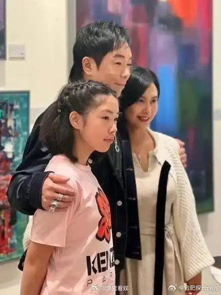 朱茵黄贯中一家三口罕见同框画展现温馨瞬间