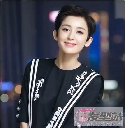 女生露耳超短发 融合时尚与中性美_发型站_最新流行发型设计发型图片