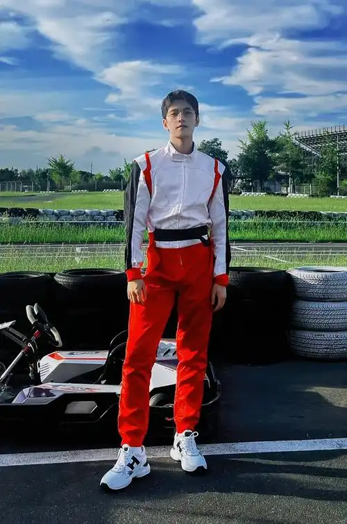 杨洋赛车服造型