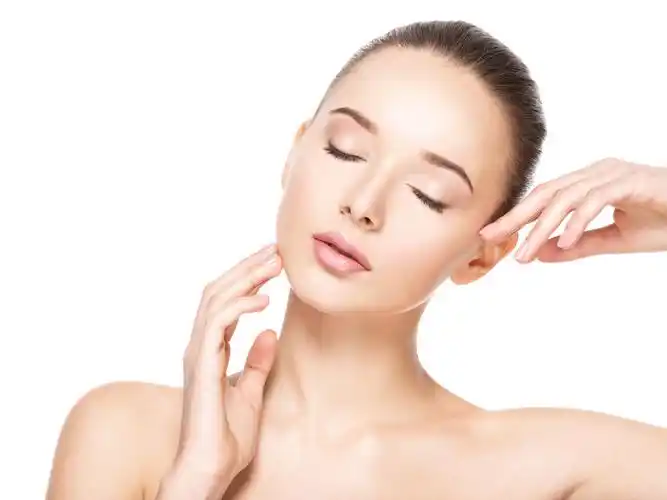 年轻女子与健康干净的皮肤接触的脸