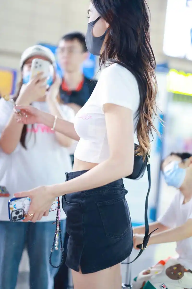 angelababy机场街拍壁纸图集,黑白夏日穿搭,轻盈且温柔