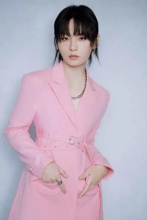 周笔畅解锁粉色系一套粉色西服裙配黑色长靴混搭风格吗