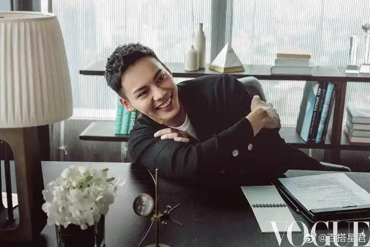 陈伟霆清爽系写真,眉眼明朗帅气,治愈系笑容也太好看了吧