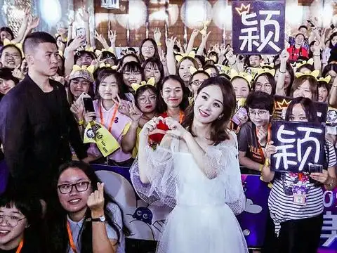 明星与粉丝合影,杨紫平易近人,看到关晓彤:难为了!