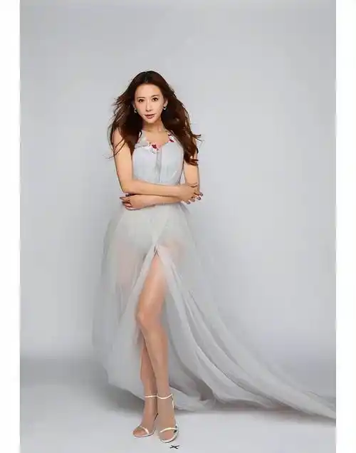 48岁林志玲身穿时尚吊带裙出席活动,秀出腰臀,并宣布不会生二胎_身材