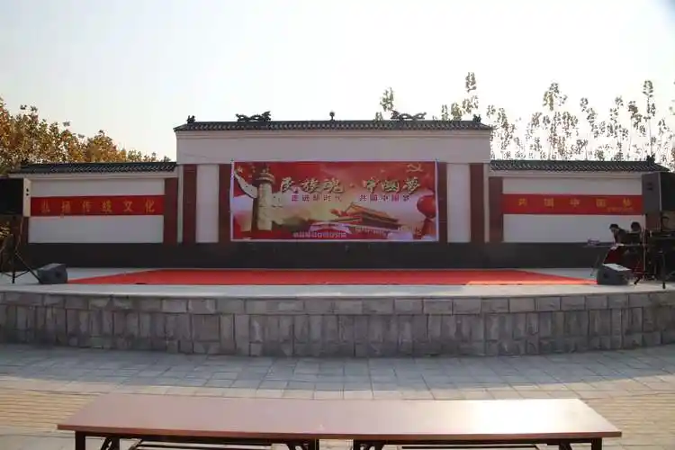 回到文化广场,舞台已布置好了.