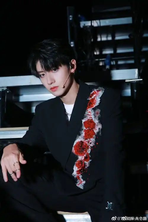 朱志鑫[超话]##朱志鑫晒舞台照##tf家族三代分享舞台感受