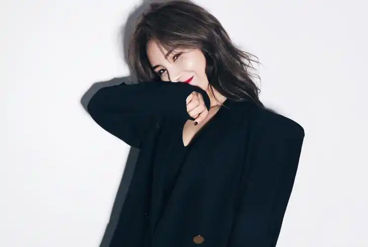 许佳慧最伤新歌 《暗色》唱痛隐忍的爱