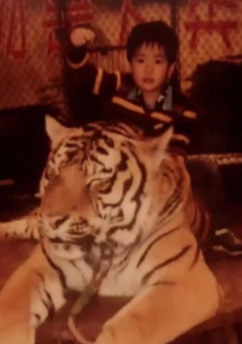 王一博童年照从小就高冷脸帅气逼人愿岁月漫长不忘天真