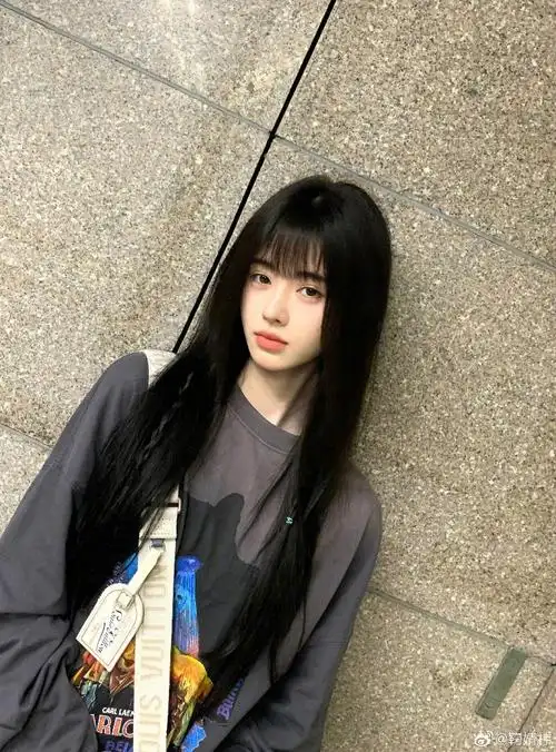 鞠婧祎梳齐刘海俏皮减龄 嘟嘴卖萌超可爱