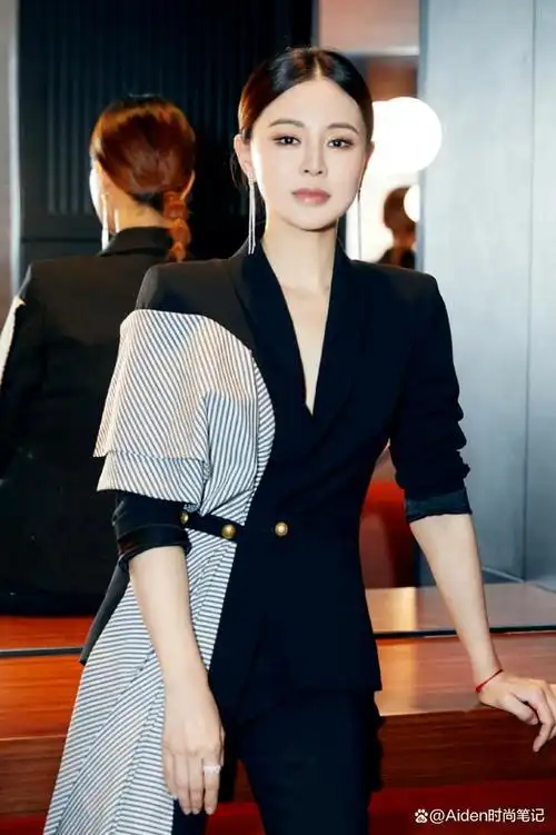 佟大为眼光真好妻子关悦晒练瑜伽照片44岁身材比例真优越