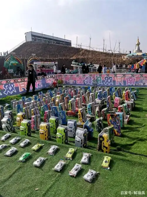 春节套圈,撒出去的是钱,套来的是快乐,挣钱的是摆摊者